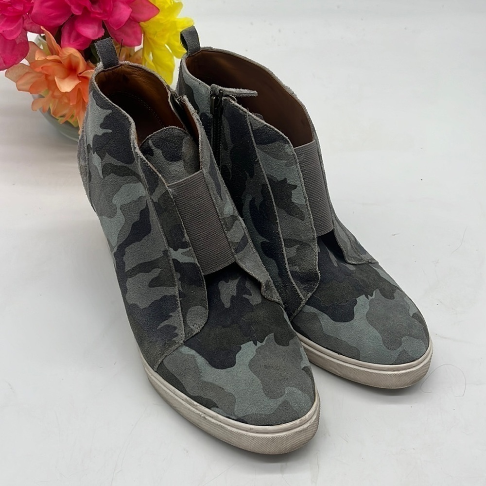 Linea Paolo Green Camo Wedge Sneaker Size 9.5. MCW3925